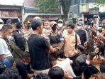 puluhan-pedagang-memblokade-jalan-sunan-kalijaga-kabupaten-lebak.jpg