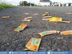 puluhan-pembungkus-obat-batuk-cair-bekas-ditemukan-di-jalan-dua-arah-samping-smp-negeri.jpg