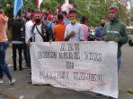 puluhan-pemuda-kepulauan-aru-gelar-aksi-protes.jpg