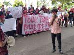 puluhan-pemuda-yang-mengatasnamakan-aliansi-taniwel-raya.jpg