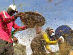 puluhan-petani-padi-bandung-panen_20210104_103259.jpg