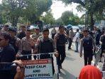 puluhan-polisi-disiagakan-untuk-mengamankan-lokasi-terjadinya-bom-bunuh-diri.jpg
