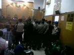 puluhan-polisi_20150213_20150213_192311.jpg