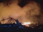 puluhan-rumah-adat-di-kampung-gurusina-terbakar_20180814_074549.jpg