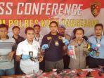 puluhan-senjata-api-rakitan-yang-diamankan-polisi-dari-pedagang-jengkol.jpg