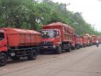 puluhan-truk-sampah-dki-jakarta-mengantre_20160720_193537.jpg
