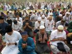 puluhan-umat-muslim-dan-muslimah-mengikuti-shalat-istisqo_20231013_082418.jpg