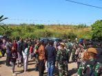 puluhan-warga-desa-rumpin-bogor-berkumpul-menunggu-presiden.jpg