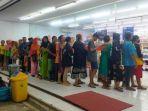 puluhan-warga-mengantre-berjam-jam-di-sebuah-mini-market-di-kecamatan-sambong.jpg