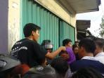 puluhan-warga-menghalangi-polisi_20151211_182502.jpg
