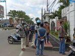 puluhan-warga-serang-memadati-kantor-kejaksaan-negeri-serang.jpg