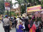 puluhan-warga-terpaksa-mengantri-untuk-masuk-ke-polrestabes-medan_20161213_190559.jpg