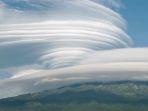 puncak-gunung-lawu-diselimuti-awan-lentikular.jpg
