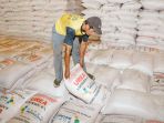 pupuk-indonesia-siap-distribusikan-714092-ton-urea-dan-npk_20221114_141239.jpg