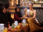 puteri-indonesia-hadiri-pameran-kosmetik-dan-jamu_20160830_213853.jpg