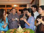 puti-guntur-sukarno-saat-memberikan-tumpeng-ke-tito-kar_20160627_124808.jpg