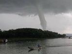puting-beliung-besar-di-wonogiri-terjadi-pukul-1600-wib-rabu-2012021.jpg