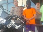 putra-bersama-motor-curiannya-saat-ekspose-di-polsek-tanjungpinang-kota_20171225_205358.jpg