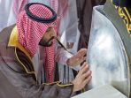 putra-mahkota-arab-saudi-pimpin-prosesi-pencucian-kabah_20220816_175430.jpg