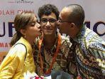 putra-najwa-shihab-izzat-assegaf-diwisuda.jpg