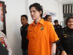 putra-rocker-ahmad-albar-ozzy-albar-ditangkap-polisi_20180913_151340.jpg