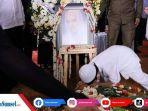 putra-sulung-cium-nisan-makam-ibunda-percha-leanpuri-di-gandus-palembang.jpg