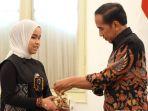 putri-ariani-tunjukkan-golden-buzzer-ke-jokowi.jpg