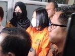 putri-candrawathi-baju-tahanan-oranye-nomor-077-nih3.jpg