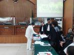 putri-candrawathi-berdiskusi-dengan-tim-penasehat-hukumnya.jpg