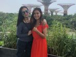 putri-sulung-iis-dahlia-yang-nggak-sungkan-berjualan-di-pinggir-jalan_20180820_095728.jpg