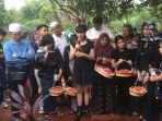 putri-sulung-yana-zein-saat-bertutur-di-makam-ibundanya_20170602_203452.jpg