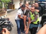 putu-mertada-saat-digotong-polisi_20170819_093637.jpg