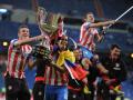 radamel-falcao-angkat-piala.jpg
