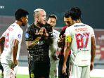 radja-nainggolan-bhayangkara-fc-saat-protes-ke-wasit-di-liga-1-melawan-arema-fc.jpg