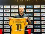 radja-nainggolan-saat-diperkenal-sebagai-pemain-baru-bhayangkara-fc-di-liga-1.jpg