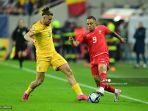 radu-dragusin-kiri-bersaing-dengan-penyerang-swiss-09-noah-okafor.jpg