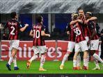 rafael-leao-kanan-dipeluk-zlatan-ibrahimovic.jpg