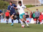 rafael-william-saat-berebut-bola-dengan-pemain-slovakia-u-20.jpg