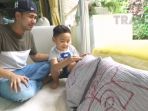rafathar-ditemani-raffi-ahmad-menggambar-dengan-lipstik-milik-nagita-slavina_20181009_065944.jpg