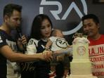raffi-ahmad-nagita-slavina-dan-anaknya-peluncuran-ra-jeans_20151017_165027.jpg