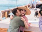 raffi-ahmad-nampak-mencium-pipi-sang-istri.jpg