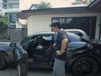 raffi-ahmad-pamer-mobil.jpg