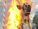 ragam-tradisi-pemakaman-di-indonesia_20180325_124801.jpg
