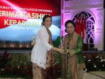 rahayu-saraswati-memberikan-penghargaan-pwki-ke-martha-tilaar_20190128_133157.jpg