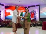 rahayu-saraswati-memberikan-penghargaan-pwki-ke-martha-tilaar_20190128_133313.jpg