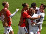 raheem-sterling-3r-merayakan-dengan-rekan-satu-timnya-setelah-mencetak-gol.jpg
