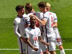 raheem-sterling-depan-merayakan-dengan-rekan-satu-timnya-setelah-mencetak-gol-pertama.jpg