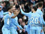 raheem-sterling-kiri-merayakan-dengan-rekan-satu-timnya.jpg