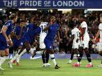 raheem-sterling-merayakan-bersama-rekan-satu-timnya-setelah-mencetak-gol-ke-gawang-luton-town.jpg