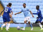 raheem-sterling-tengah-bersaing-dengan-christian-pulisic-kiri-dan-ngolo-kante.jpg